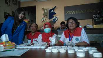 Kepala-BNN-Kota-Surabaya-AKBP-Suparti-menunjukkan-hasil-tes-urine-50-pengurus-DPD-Parfi-Jatim-Rabu-[7/9].-[abednego/bhirawa].