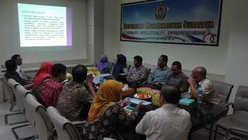 Tim dari Fakultas Hukum UM Surabaya bersama perwakilan KPK RI saat mendiskusikan rencana pendirian Pusat Kajian dan Pengembangan Anti Korupsi (PKP - AK), Senin (26/9). [adit hananta utama/bhirawa]