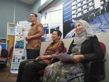 Prof Aulia Siti Aisjah bersama dua guru besar lain yang akan dikuhkan ITS memberikan penjelasan terkait orasi ilmiah yang akan dibacakannya saat pengukuhan hari ini, Senin (5/9). [adit hananta utama/bhirawa]