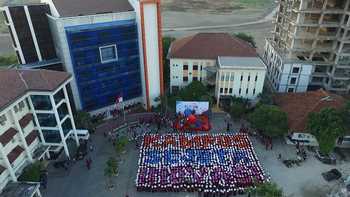 Barisan peserta porientasi dinamika kampus (Ordik) Universitas Muhammadiyah Surabaya dibuka dengan membentuk formasi tulisan Kampus. [okky abdul soleh/bhirawa]