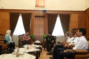 Gubernur Jatim Dr H Soekarwo saat menerima Ketua Lembaga Sensor Film RI Dr Ahmad Yani Basuki MSi diruang kerja.
