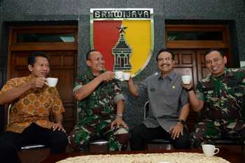 Wagub Jatim Drs H Saifullah Yusuf bersama Kasdam V/Brawijaya, Brigjen TNI Rahmat Pribadi ngopi bareng bersama usai rapat bersama.