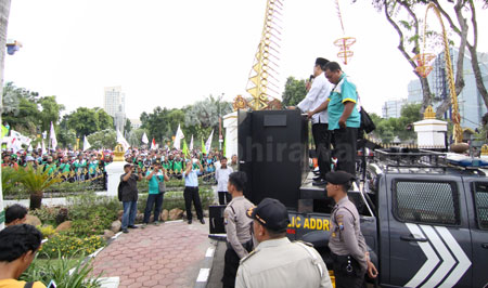 Wakil Gubernur Jatim Drs H Saifullah Yusuf bersama Ketua Pengadilan Negeri Surabaya saat menemui buruh yang menggelar aksi unjuk rasa terkait UMK di depan Gedung Negara Grahadi Surabaya, Kamis (29/9).