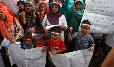 Ratusan massa aksi yang merupakan warga Kota Surabaya melakukan aksi unjuk rasa di depan kantor Dindik Jatim menolak pelimpahan wewenang SMA/SMK, Kamis (29/9). [oky abdul sholeh]