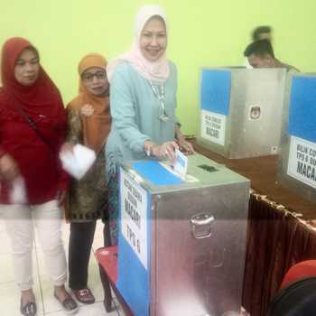 Istri Walikota Batu,Ny.Dewanti Rumpoko saat memberikan suaranya dalam Pilkades Pesanggrahan.
