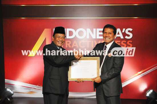  Bupati Gresik  Sambari Halim Radianto (kiri) saat menerima penghargaan Indonesia's Attractiveness Award 2016 dari Menpan RB Asman Abnur. [kerin ikanto/bhirawa]