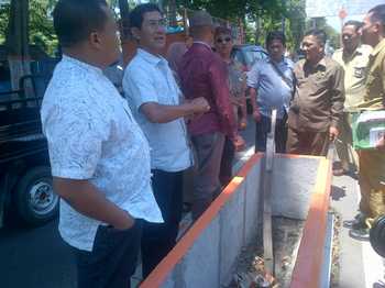 Komisi II DPRD Kota Mojokerto melakukan sidak proyek taman median Jl Pahlawan, Senin (5/9) kemarin. [kariyadi/bhirawa]