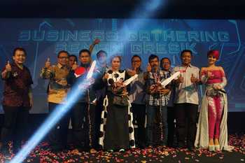 Kepala Departemen Penjualan Semen Gresik, Bambang Djoko, berfoto dengan para pemenang grand prize acara Business Gathering Semen Gresik Area Tasikmalaya di Gedung Asia Plaza, Tasikmalaya (14/9).