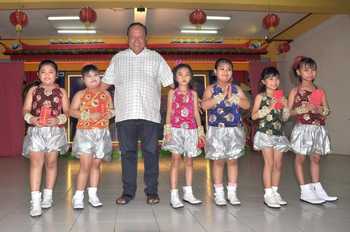 Wawali Suyitno diantara anak-anak warga Tionghoa pengisi acara budaya leluhur etnis Tionghoa. [kariyadi/bhirawa]