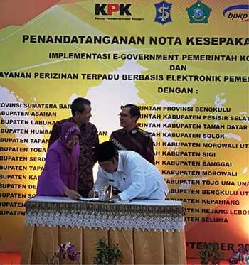 Bupati Sidoarjo dan Wali Kota Surabaya saat melakukan tandatangan nota kesepahaman bersama. [achmad suprayogi/bhirawa]