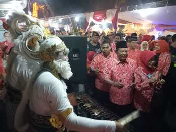 Wali Kota Mas'ud Yunus melihat stand festival sate, Senin (12/9). [kariyadi/bhirawa]