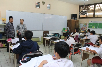 Wali Kota Mojokerto Mas'ud Yunus (kiri) melihat dari dekat kegiatan belajar mengajar di sebuah Sekolah. [karyadi/bhirawa]