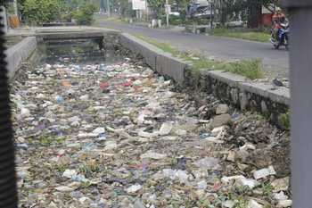 Sampah yang mengendap di sungai bila dibiarkan, lama-lama akan menimbulkan musibah-musibah multidemsi yang bisa menyengsarakan masyarakat Sidoarjo. [ali kusyanto/bhirawa]
