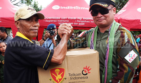 PT Telkom Tbk bersama TNI TNI-AU saat melakukan Bhakti Sosial bersama masyarakat di Pulau Haruku, Kepulauan Maluku, Kamis (1/9). 