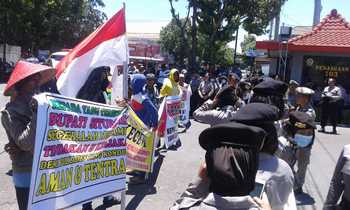 Ratusan warga pendukung tiga bacakades Silomukti saat melakukan aksi demo di depan Kantor Pemkab Situbondo. [sawawi/bhirawa].