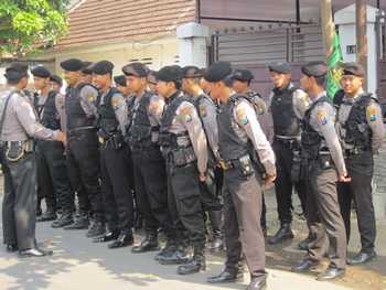 Personel pemukul reaksi cepat Polres Tulungagung berbaris di samping Kantor DPC PPP Tulungagung, Selasa (6/9). Mereka melakukan pengamanan acara muscab bersama puluhan personil polisi lainnya.