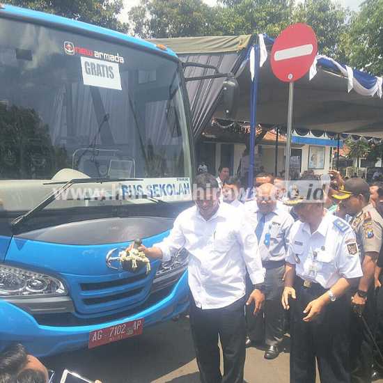 Wali Kota Kediri Abdullah Abubakar saat melounching Bus Pelajar. Rabu (7/9)