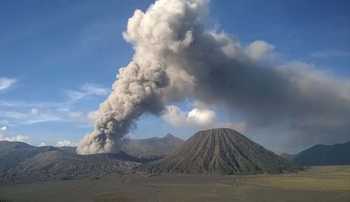 Gunung Bromo semburkan Asap tebal,  status Gunung Bromo naik dari  Waspada (Level II) menjadi siaga.
