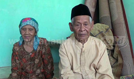 Pasangan suami istri, Urifah (83) dan Satruki (83) asal Desa Pejangkungan, Kecamatan Rembang, Kabupaten Pasuruan gagal naik haji lantaran menjadi korban penipuan haji via Filipina, Senin (5/9) malam. [Hilmi Husain]