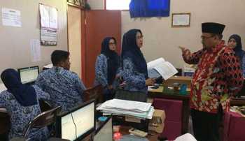 Wabup Probolinggo, H Timbul Prihanjoko saat menggelar sidak ke kantor Dinas Kependudukan dan Catatan Sipil.