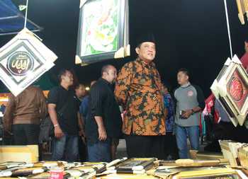 Wali Kota Pasuruan Drs H Setiyono M.Si saat mengunjungi stand Muharam Fair 2016 di halaman GOR Untung Suropati Kota Pasuruan, Rabu (21/9) malam. [hilmi husain/bhirawa]