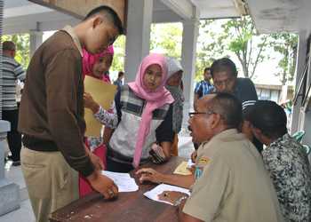 Warga berbondong mendatangi perekaman E KTP di Kantor Desa Plandi Jombang yang dilakukan petugas Dinas Kependudukan dan catatan Sipil Kabupaten Jombang. [ramadlan/bhirawa]