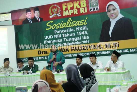 Ketua FKB DPR RI saat sosialisasi empat pilar kebangsaan di Graha Gus Dur Jombang, didampingi Ketua DPC PKB Subaidi Mukhtar, kemarin.