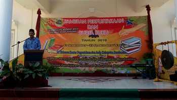 Kepala Kantor Perpustakaan Bondowoso, Abdurrahman saat memberi sambutan dalam acara pembukaan Bursa Buku kemarin. (Samsul Tahar/Bhirawa)