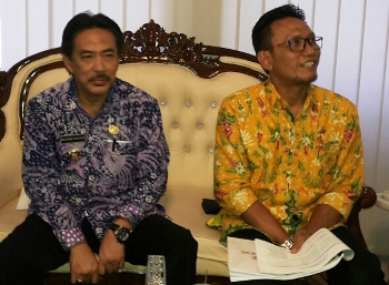 Wakil Bupati Nur Ahmad Syaifuddin dan Sekretaris Disporabudpar saat memberikan keterangan pers, kemarin(6/9). [achmad suprayogi/bhirawa]