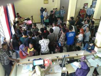 Pemohon E-KTP warga Kabupaten Malang saat mengantre foto di Kantor Dispendukcapil, Jalan Panji, Kec Kepanjen, Kab Malang.