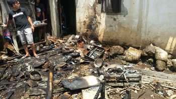 Puing-puing dapur rumah Imam Wahyudi yang hancur akibat kebakaran yang terjadi kemarin (6/9).