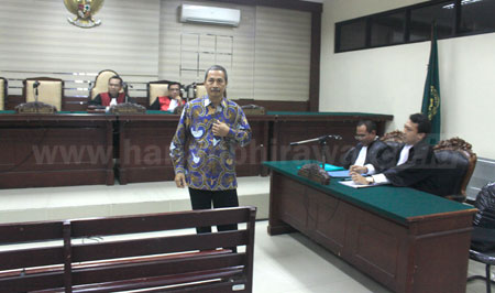 Masduqi, terdakwa mantan Sekda Nganjuk usai menjalani sidang dugaan korupsi pengadaan kain batik di Pemkab Nganjuk, Kamis (8/9)