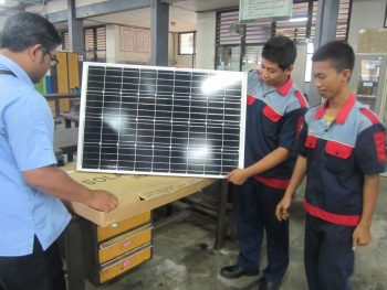 Siswa SMKN 3 Boyolangu sedang membuat PJU bertenaga surya yang salah satu komponennya menggunakan panel surya.