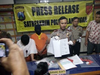 Wakapolres Lamongan menunjukkan barang bukti yang berhasil disita dalam kasus penipuan CPNS di Kabupaten Lamongan.(Alimun Halim/Bhirawa)