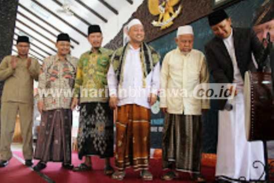 Bupati Pasuruan, MH Irsyad Yusuf, SE, MMA memukul gong tertanda dimulainya MTQ tingkat Kabupaten Pasuruan.