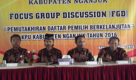 Forum diskusi yang digelar KPU Kabupaten Nganjuk untuk mengatasi kendala pelaksanaan pemutakhiran daftar pemilih berkelanjutan. [ristika]