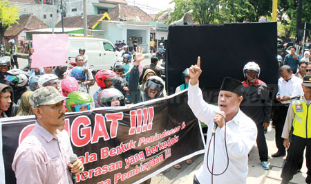 Puluhan warga saat menggelar aksi demo di depan kantor FIF di Kota Pasuruan, Senin (30/10). Mereka mengecam aksi penjabelan motor yang dilakukan FIF dengan melibatkan preman dan cara-cara menipu. [Hilmi Husain]