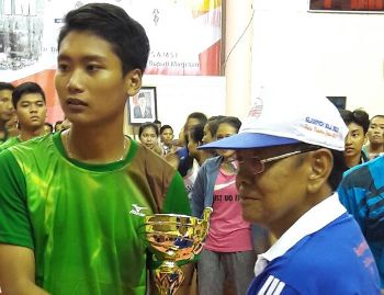 Tim Putra Semeru Polda Jatim meraih tropi Kapolda Jatim setelah di babak final mengalahkan Amanah Pacitan dengan skor 3-0. [ist]