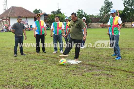 Wawali Mojokerto Suyitno melakukan tendangan pertama kejuaraan sepak bola Pahlawan Cup, Kamis (13/10) kemarin. (kariyadi/bhirawa)