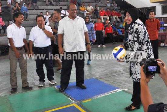 Wali Kota Surabaya, Tri Rismaharini saat membuka Kejuaraan Bola Voli Piala Wali Kota Surabaya dengan melakukan serve pertama. [wawan triyanto/bhirawa]