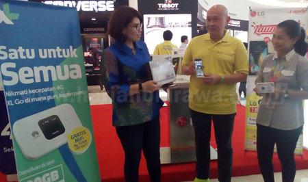 Vice President XL East Region, Desy Sari Dewi (kiri) berbincang dengan Owner Apollo Gadget Stoe, Irwan Harianto dan Supervisor LG, Eva Dyah Ayuning saat launching LG G5 dan LG X Power di Galaxy Mall Surabaya. [achmad tauriq]