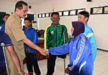 Sekda Kota Kediri Budwi Sunu Saat Melepas Kontingen Paralympic Kota Kediri.