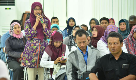 Puluhan guru tidak tetap yang tergabung dalam FHK2I Surabaya wadul ke Dindik Surabaya terkait kejelasan nasib mereka pasca pelimpahan SMA/SMK dari kabupaten/kota ke provinsi, Selasa (11/10). [adit hananta utama]