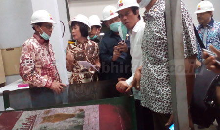 Presiden Direktur PT Matahari Sakti, Puspita Dewi Prijadi saat menjelaskan ketersediaan pakan ikan ke anggota Komisi IV DPR RI di Pabrik PT Matahari Sakti di Pergudangan Margomulyo Industri Surabaya. 