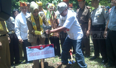Bupati Jember dr. Faidah, MMR saat menanam pohon Durian Petruk saat pencangan Gerakan Nasional Tanam Buah Nusantara, diareal City Forest Arum Sabil, Senin (10/10). 