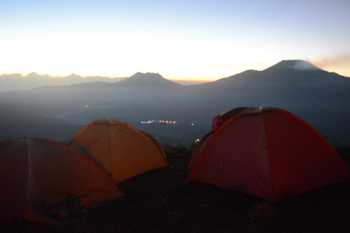 tampak tenda-tenda yang didirikan di puncak megasari Sempol Bondowoso dan para peserta yang mencoba landasan untuk terbang. (Samsul Tahar/Bhirawa)