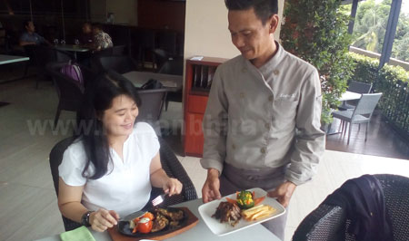 Chef Endra saat menyuguhkan tiga menu olahan daging kambing Sekarwangi Restaurant. [achmad tauriq]