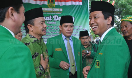 Bupati Nyono Suharli yang juga Ketua DPD Golkar Jatim bersama Ketua Umum PPP Romahurmuzi dan Ketua DPW PPP Jatim Musyafa' di GOR Merdeka Jombang, Minggu (16/10). [ramadlan]
