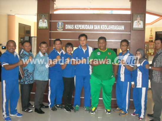 Kadispora Jatim Supratomo bersama atlet dan pelatih PNS Dispora yang berhasil menyumbangkan emas di PONJabar.