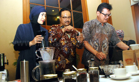 Wagub Jatim H Saifullah Yusuf saat membuat kopi usai membuka Seminar kopi bertajuk 'Kopi Tak Sekadar Ngopi' yang digelar Forum Komunikasi Hotel dan Media (FKHM) dalam rangka memperingati Hari Kopi Internasional 2016 di Hotel Singgasana Surabaya, Jumat (14/10). [trie diana]